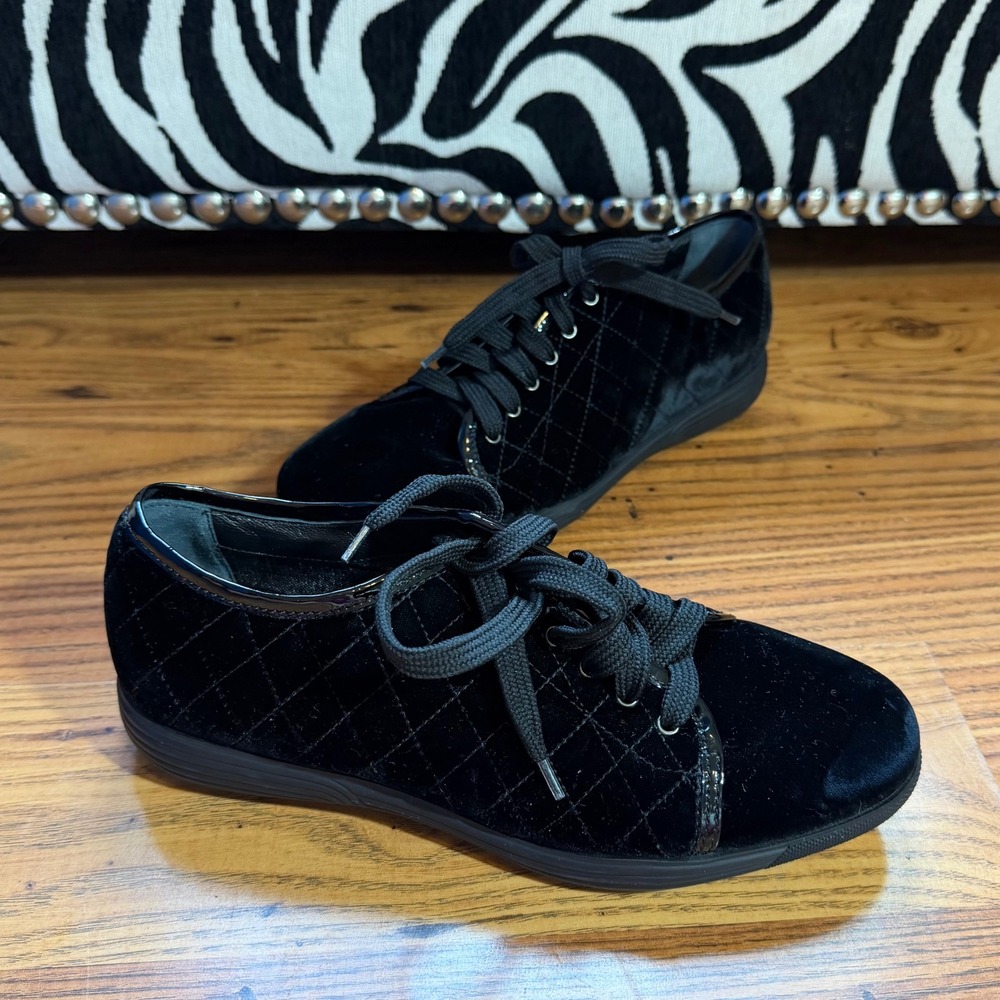 Aquatalia Womens Black Quilted Velvet Patent Trim Sneakers Made in Italy 7.5